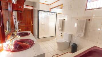 Quarto grand | Banheiro | Chuveiro, toalhas de banho