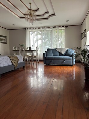 Individually decorated, individually furnished, desk, laptop workspace - Casa Familiar la Tortuga (San Pablo)