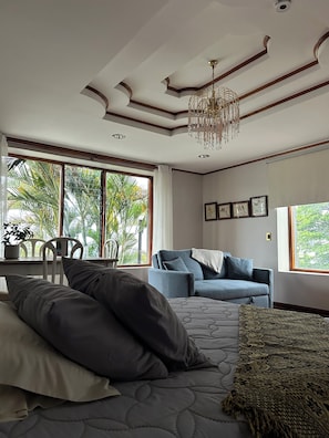 Habitación Grand | Decoración personalizada, muebles diferentes y escritorio 