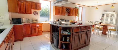 Cookware/dishes/utensils