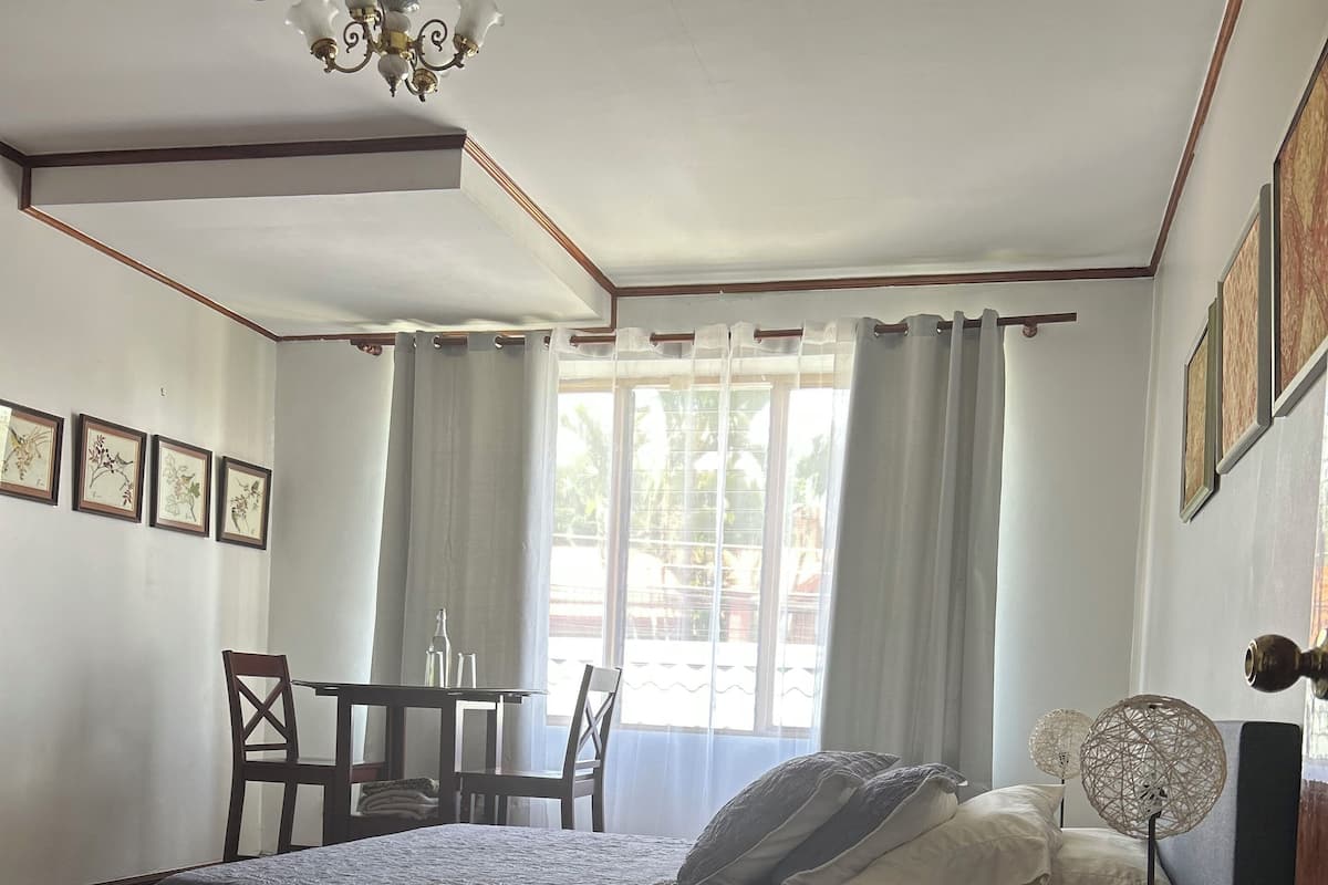 Habitación básica doble | 1 habitación, decoración personalizada, muebles diferentes y escritorio