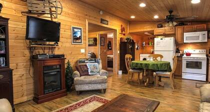 Grandma's Mountain Cabin -Private 6-acre Wooded Retreat