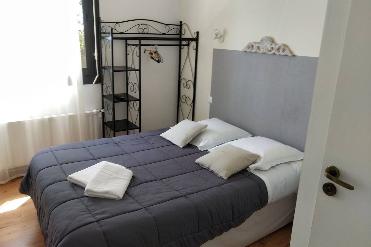 individually decorated, individually furnished, free cots/infant beds