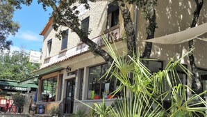 Un edificio con un restaurante llamado 'Au Diaprisy' en la planta baja.