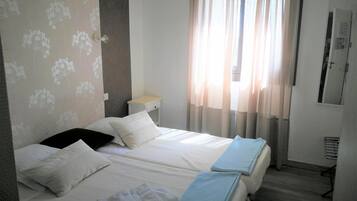 Décor unique, ameublement unique, lit de bébé (gratuit)