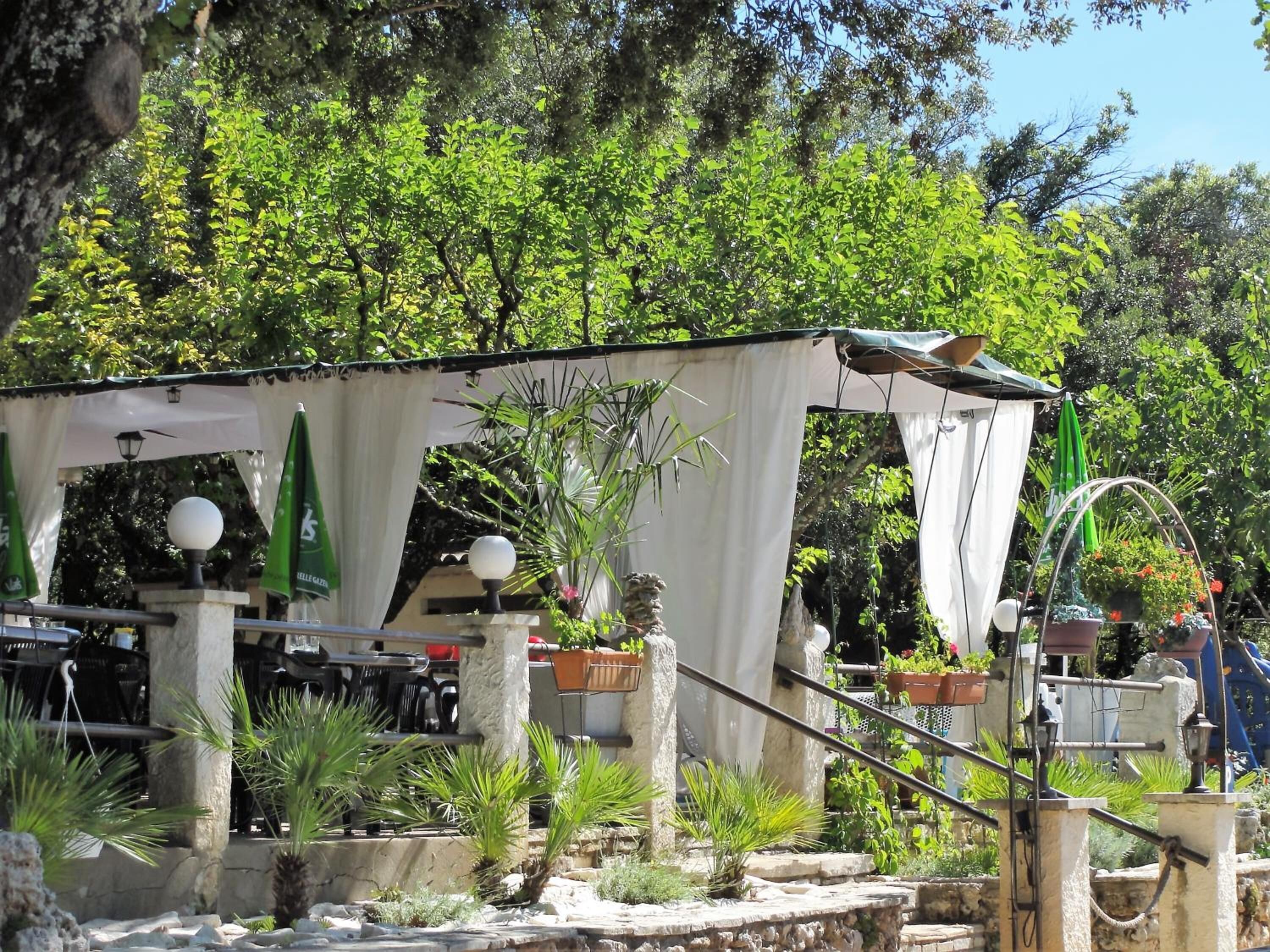 lunch and dinner served, al fresco dining