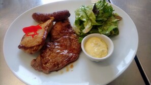 供应午餐和晚餐，室外就餐