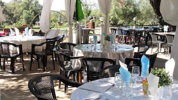 Lunch and dinner served, al fresco dining