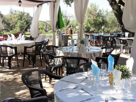 Se sirven almuerzos y cenas, restaurante con mesas al aire libre