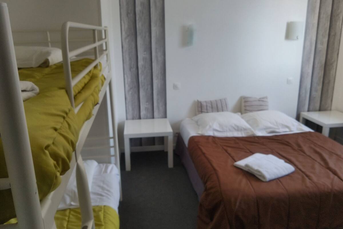 basic quadruple room (n°9) | individually decorated, individually furnished, free cots/infant beds