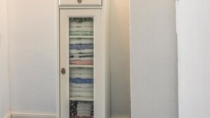 Uma porta branca com um painel de vidro jateado.
