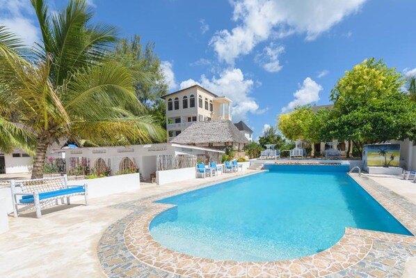 Una piscina al aire libre