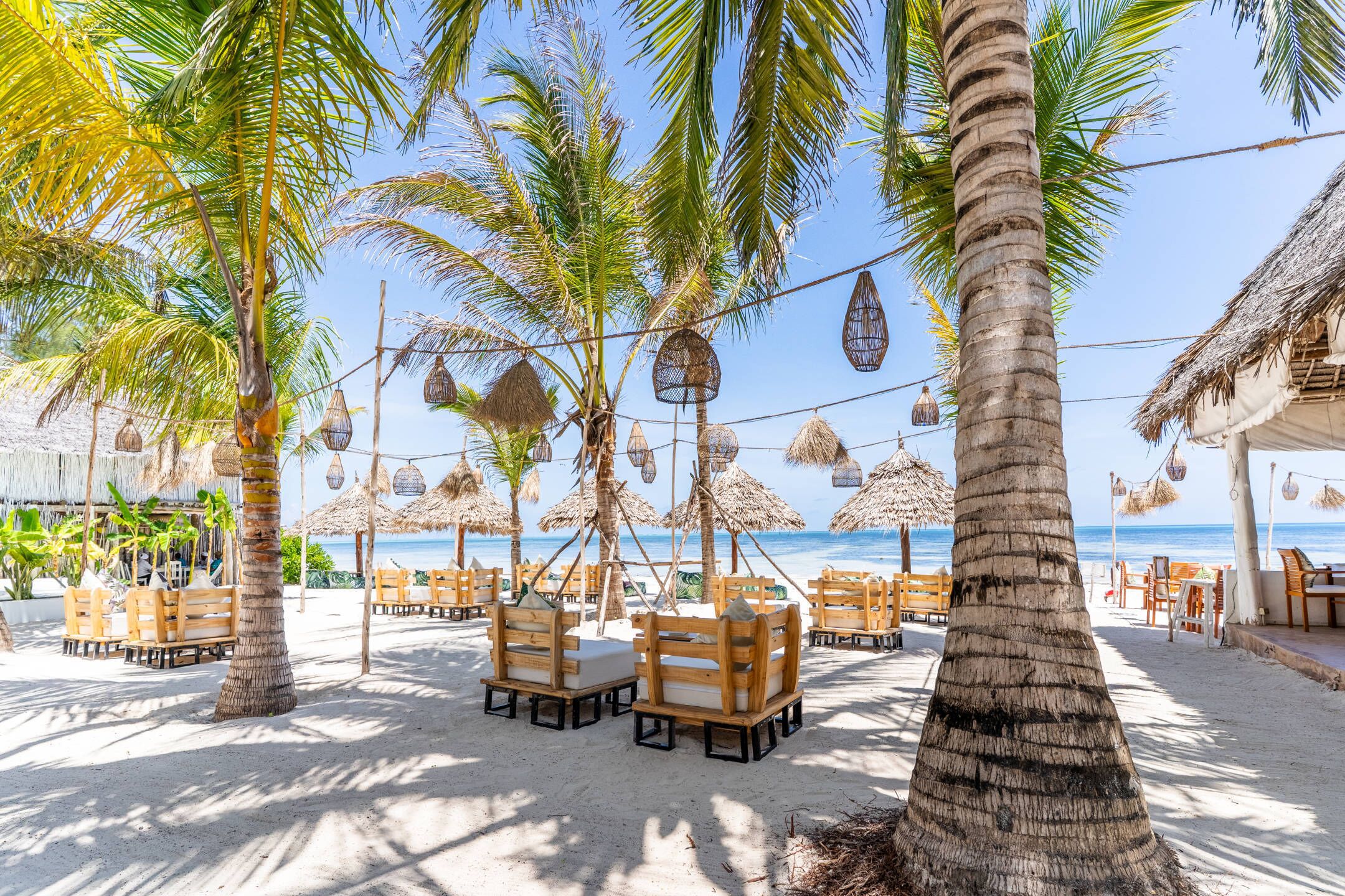 Playa privada, playa de arena blanca y bar en la playa 