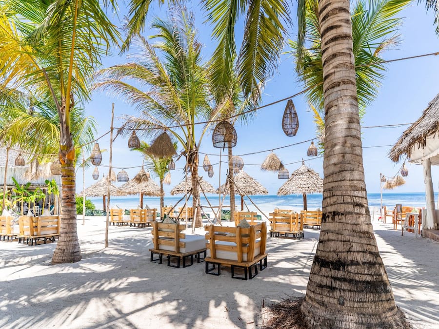 Yksityinen ranta, valkoista hiekkaa, rantabaari