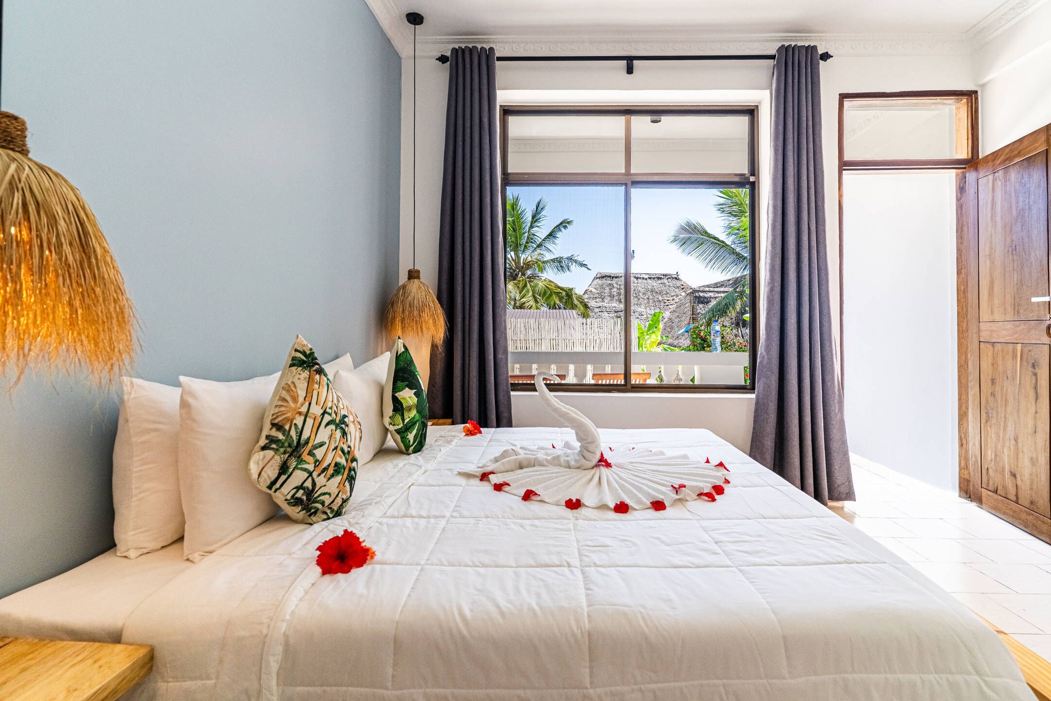 Habitación Deluxe doble | Ropa de cama de alta calidad y decoración individual