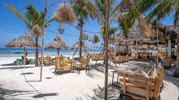 Playa privada, arena blanca, bar en la playa