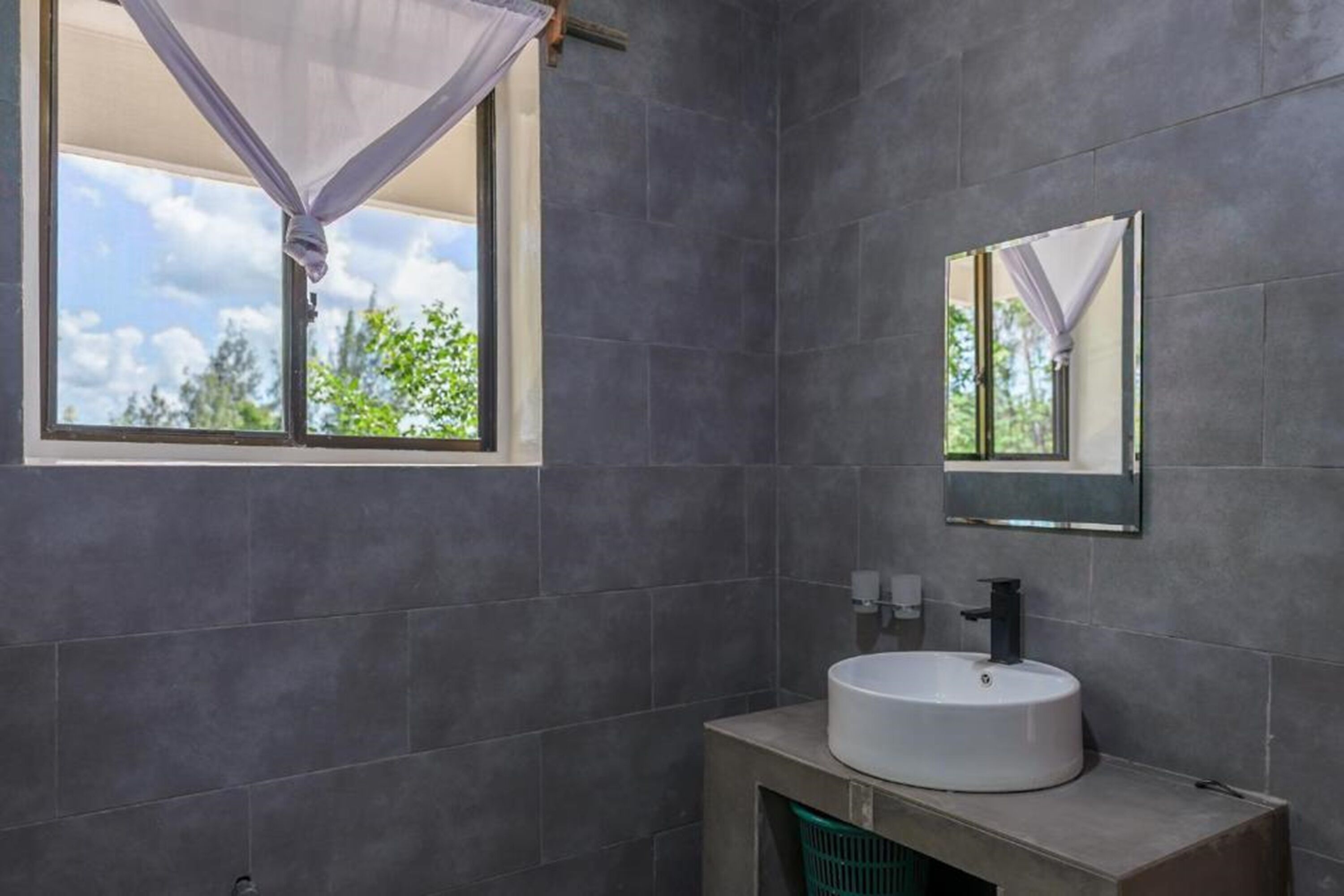 shower, rainfall showerhead, free toiletries, towels