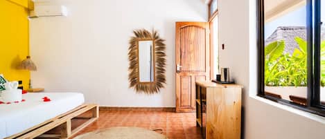 Quarto casal, vista para o jardim | Roupas de cama premium, individualmente decorados