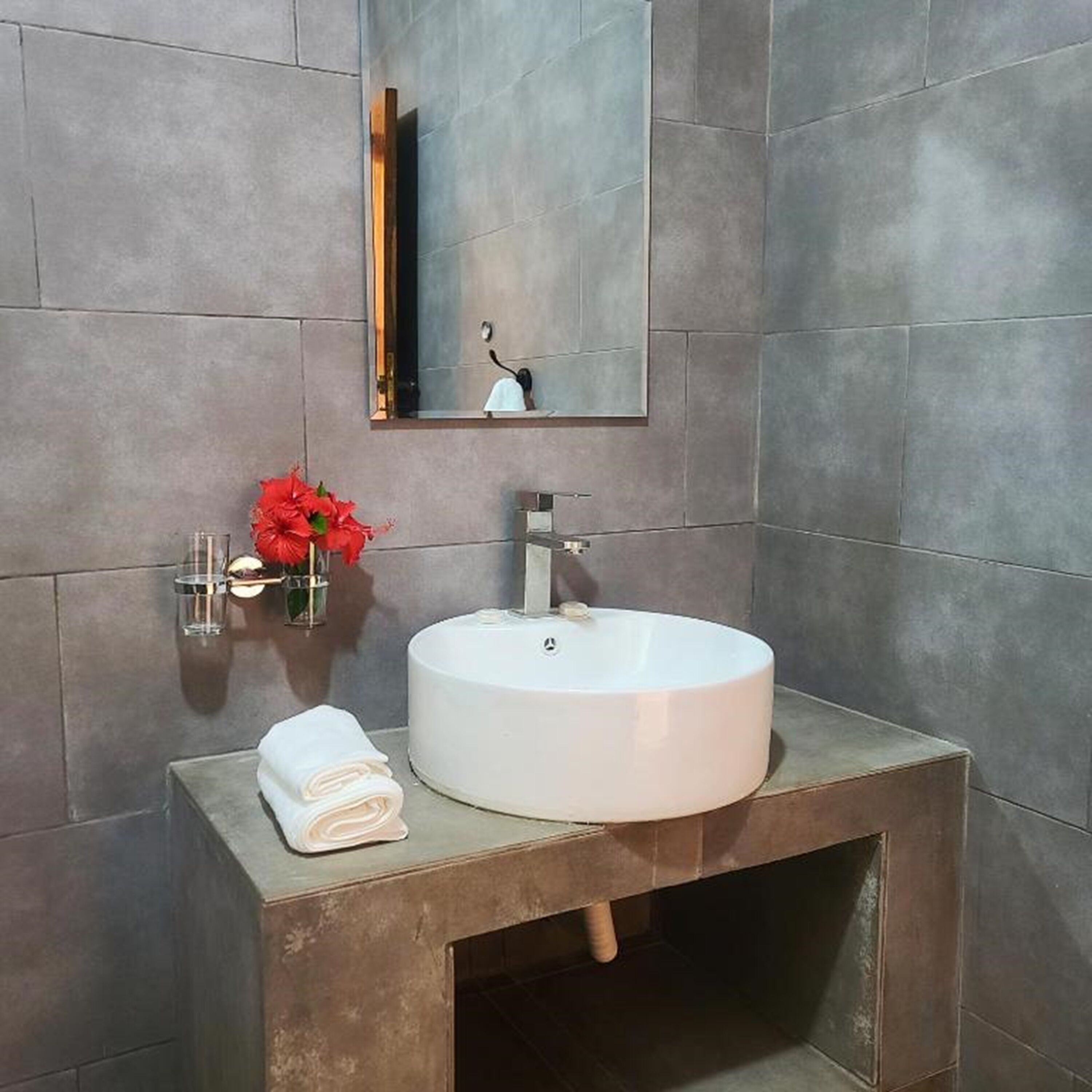 shower, rainfall showerhead, free toiletries, towels