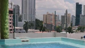 Una piscina con vistas a edificios altos al fondo.