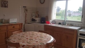 Een koelkast, een magnetron, een oven, een vaatwasser