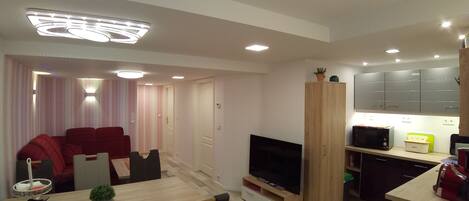 Apartment (pas accessible en fauteuil roulant, incl. 160€ Frais de nettoyage) | Coin séjour | Télévision à écran plat de 122 cm avec chaînes du câble ou du satellite