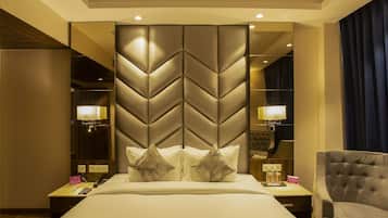 Royal Suite | Minibar, in-room safe, desk, laptop workspace