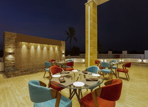 Outdoor dining - Sarovar Portico Somnath (Veraval)