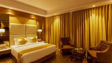 Presidential Suite | Minibar, in-room safe, desk, laptop workspace