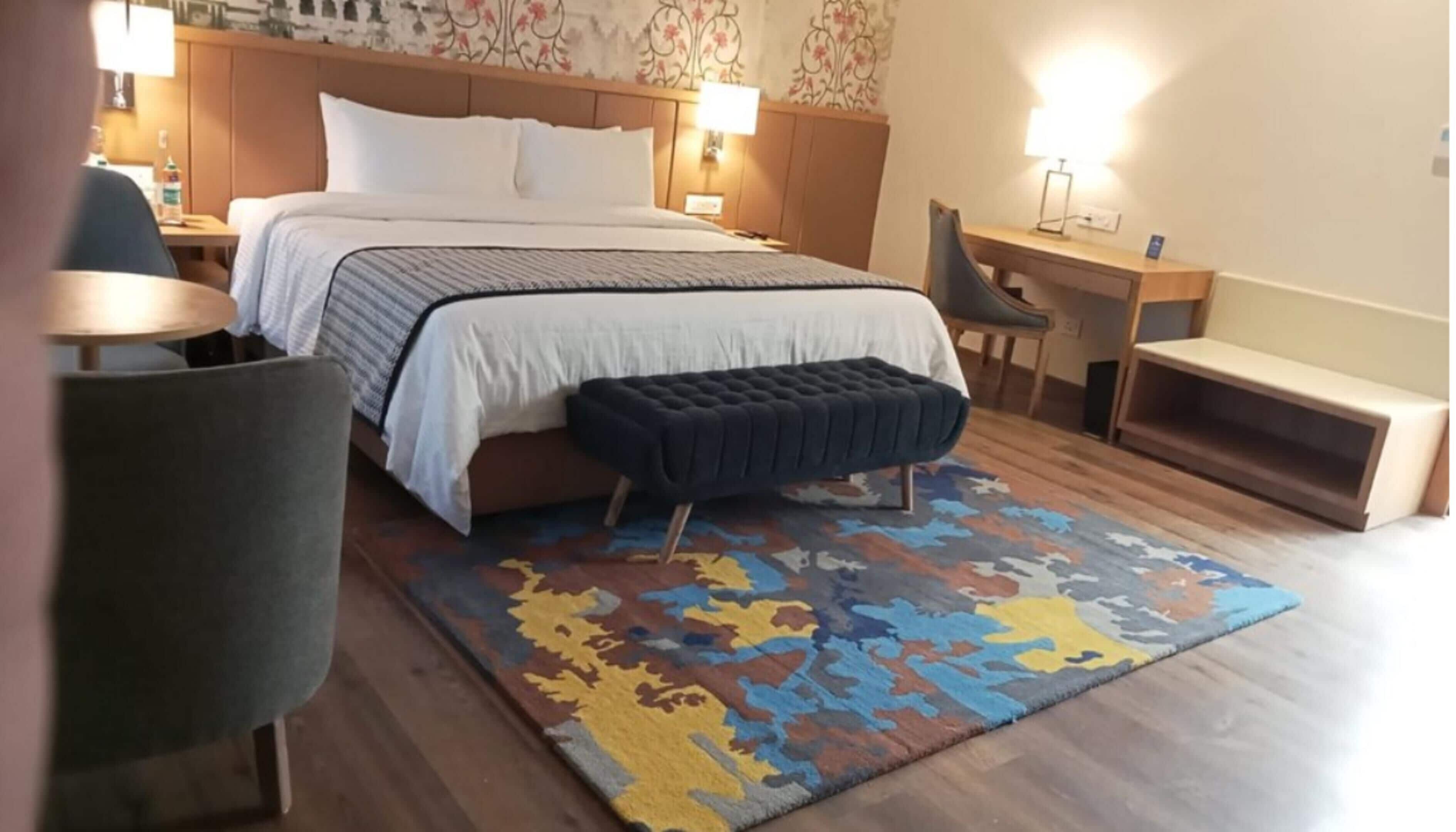 Premier Room, 1 Double Bed | Minibar, in-room safe, desk, laptop workspace