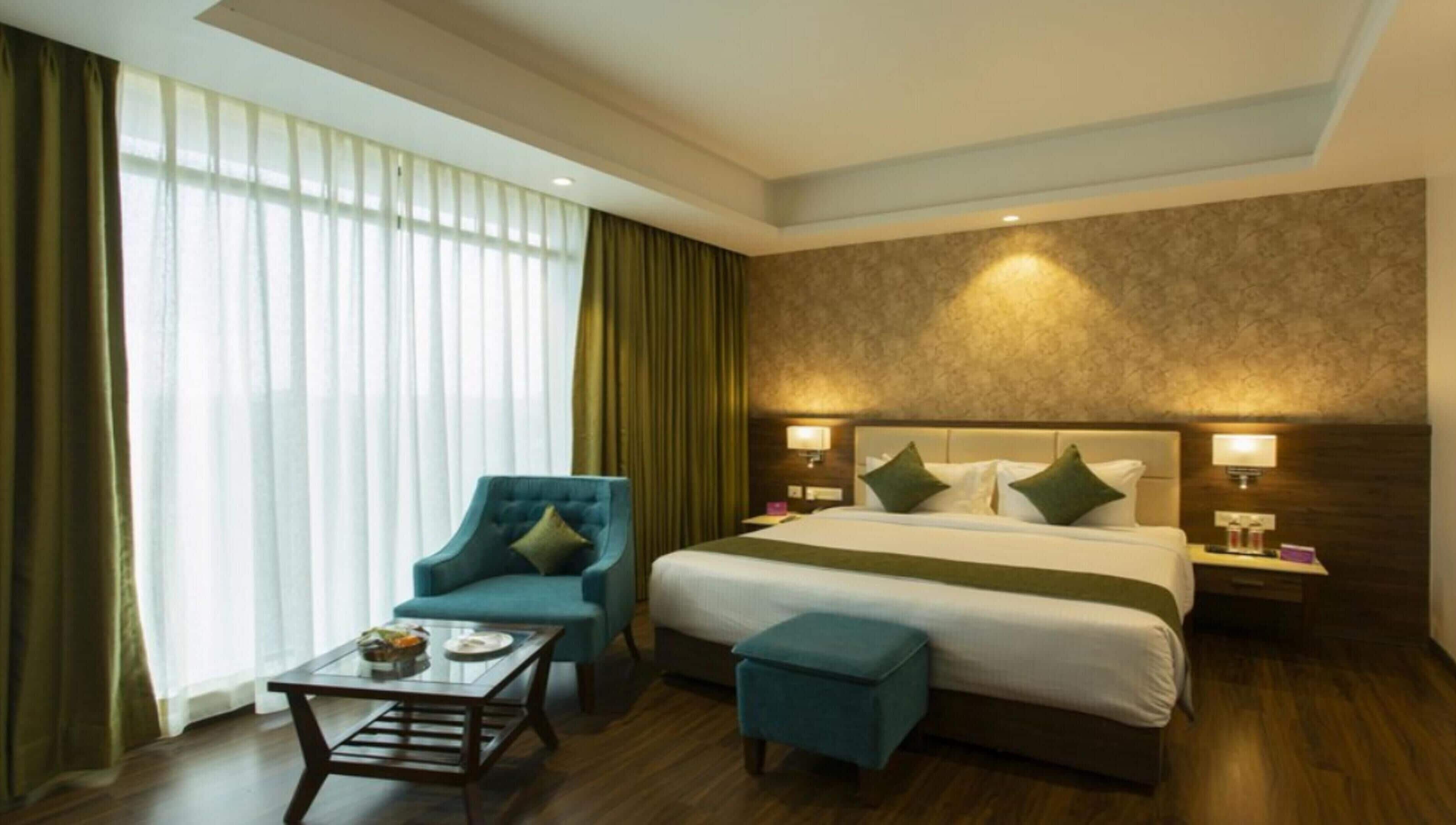 Superior Room, 1 Double Bed | Minibar, in-room safe, desk, laptop workspace