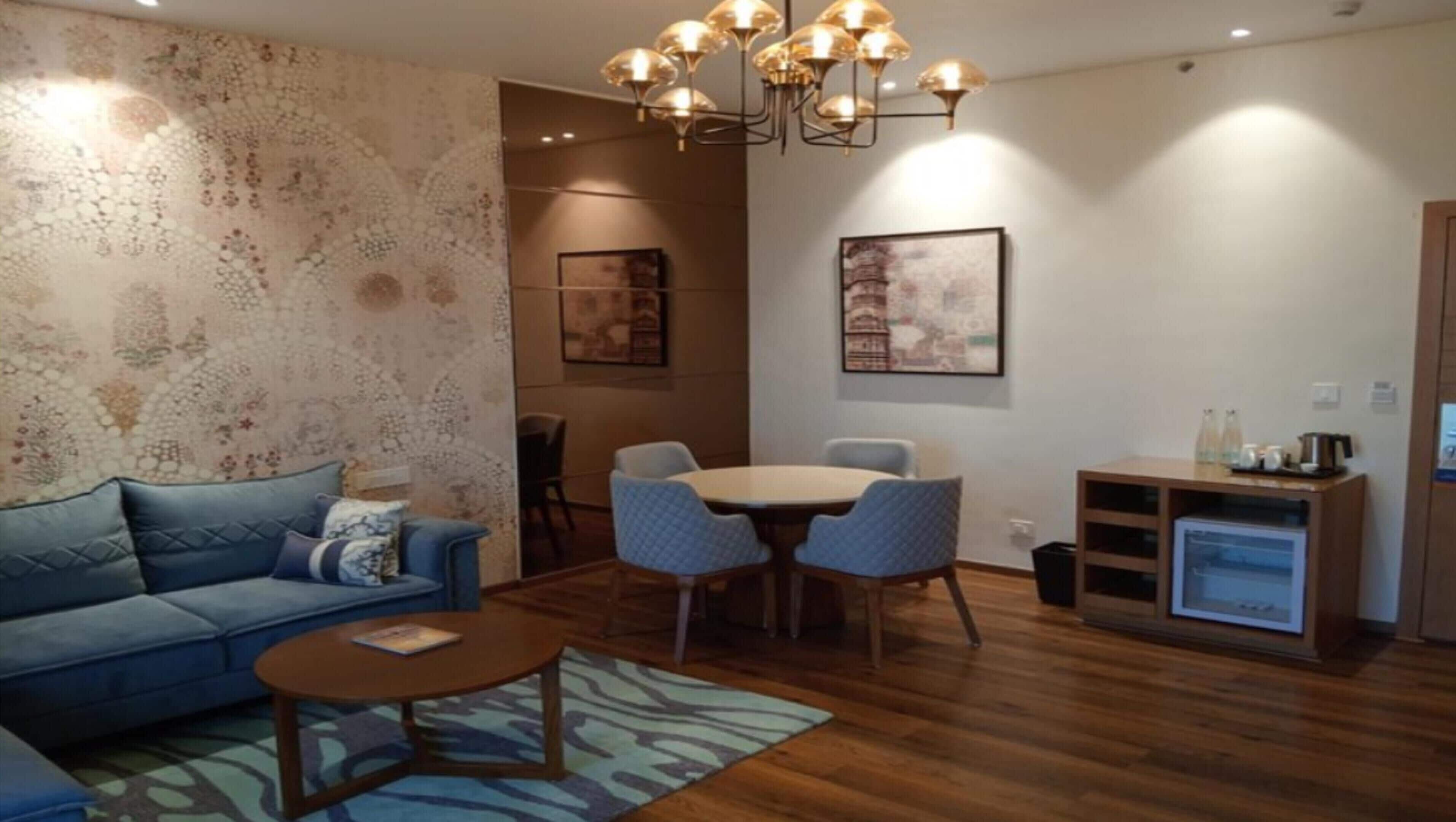 Suite, 1 Double Bed | Minibar, in-room safe, desk, laptop workspace