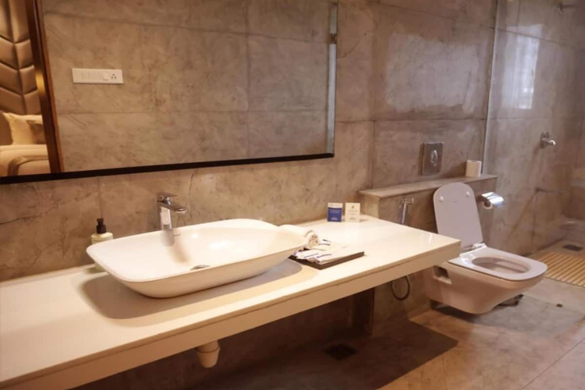 Familiesuite - 2 dobbeltsenge | Minibar, pengeskab på værelset, skrivebord