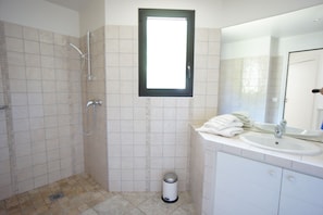 Bathtub, hair dryer, soap, toilet paper - MAGNIFICENT VILLA SEA VIEW 4 BEDROOMS ALL COMFORTS/ TENNIS ACCESS SWIMMING POOL (Porto-Vecchio)