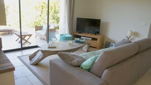 Smart-TV, peis, DVD-spiller og stereoanlegg
