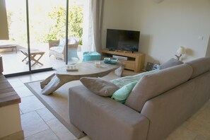 Smart-TV, peis, DVD-spiller og stereoanlegg