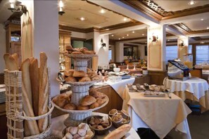 A buffet with various breads and pastries. - Hôtel Les Sherpas (Courchevel)