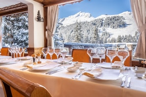 Petit déjeuner, déjeuner et dîner servis sur place