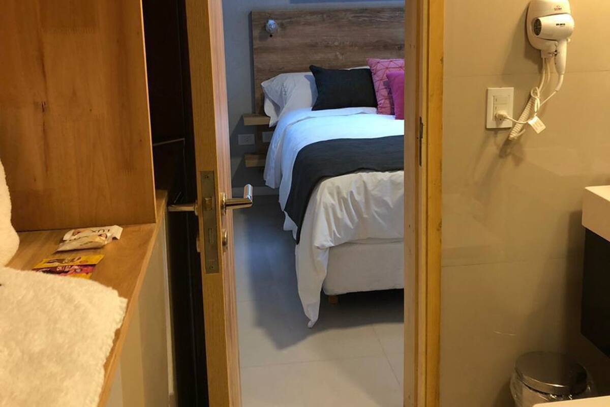 Suite, 1 kamar tidur | Selimut bulu angsa, busa memori, brankas, dan tirai kedap cahaya