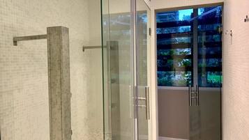 Sauna, 1 salle de soins, massages