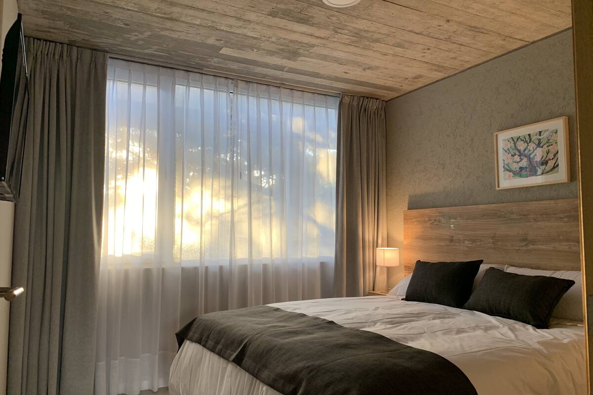 Duntäcken, memory foam-madrasser och värdeförvaringsskåp på rummet