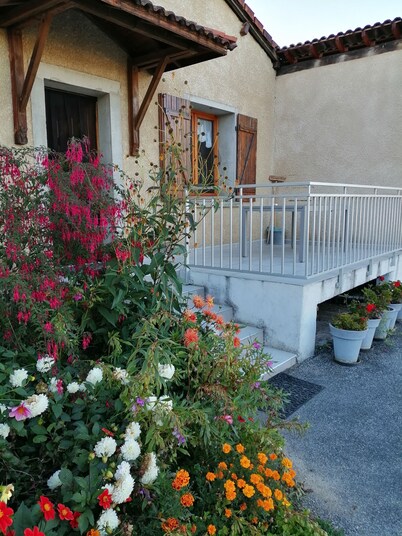 Casa rural a los pies de los Pirineos con piscina.