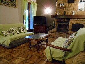 Fernseher, Kamin, DVD-Player