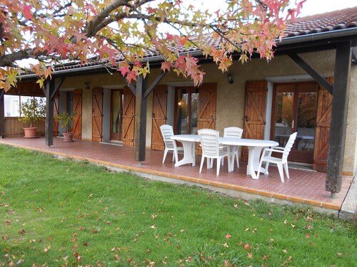 Country cottage at the foot of the Pyrenees with swimming pool