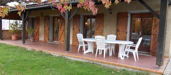 Country cottage at the foot of the Pyrenees with swimming pool