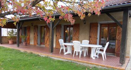 Country cottage at the foot of the Pyrenees with swimming pool