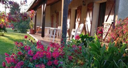 Mökki Pyreneiden juurella uima-altaalla