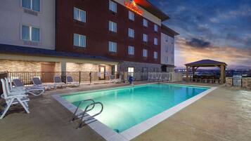 Seasonal outdoor pool, open 7:00 AM to 10:00 PM, pool loungers