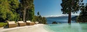 Piscina coperta, piscina all'aperto, ombrelloni da piscina, lettini