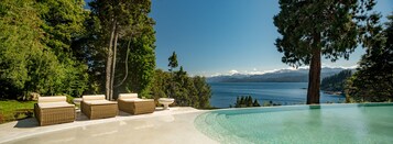 Beltéri medence, szabadtéri medence, napernyők és napozóágyak